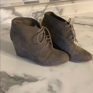 Lace up wedged bootie.